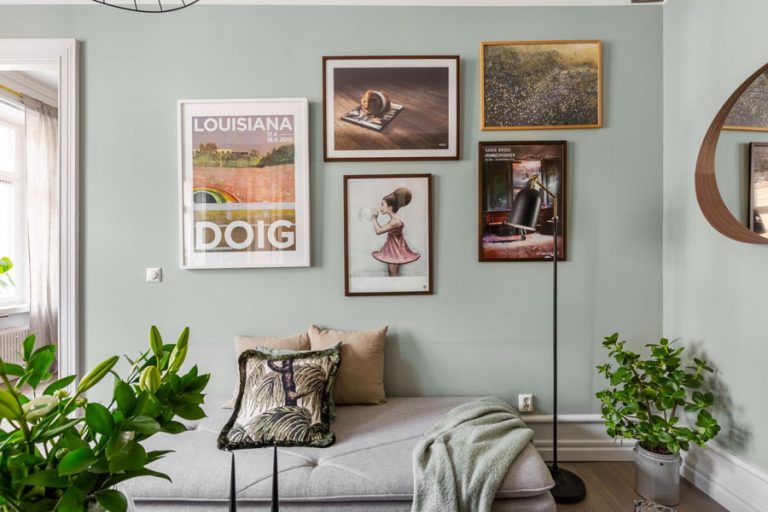 Woonkamer met mintgroene muren in een klein appartement Wooninspiratie