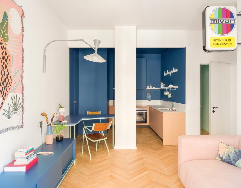 Dit kleine appartement in Genoa is ingericht met mooie vrolijke kleuren