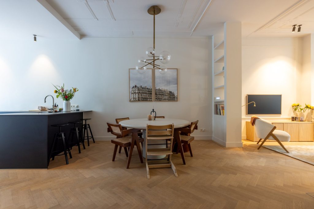 grote ronde eettafel microcement houten stoelen kinderstoel