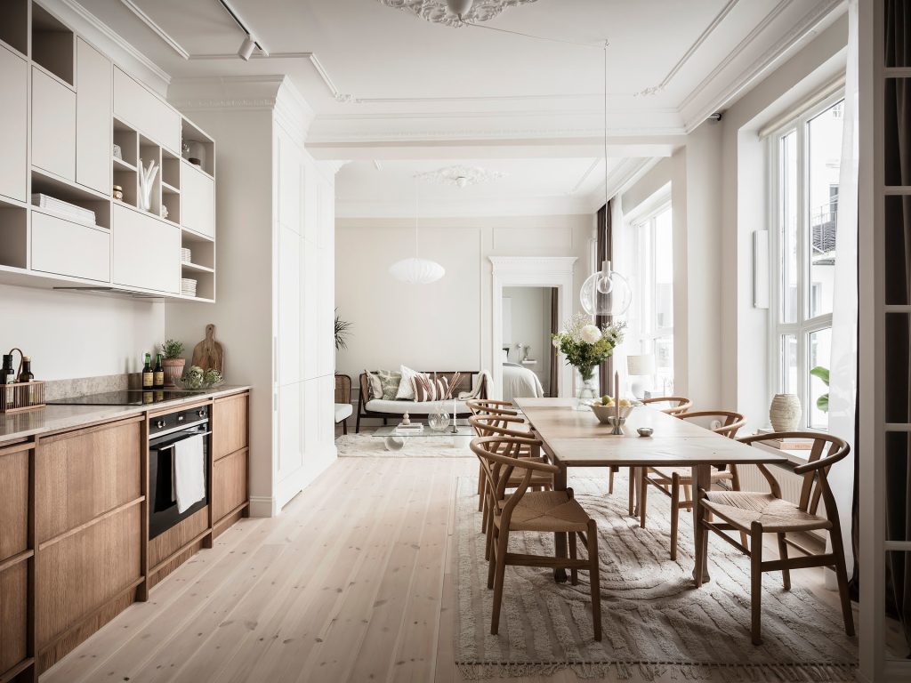 grote uitschuifbare eettafel hout lichte open keuken