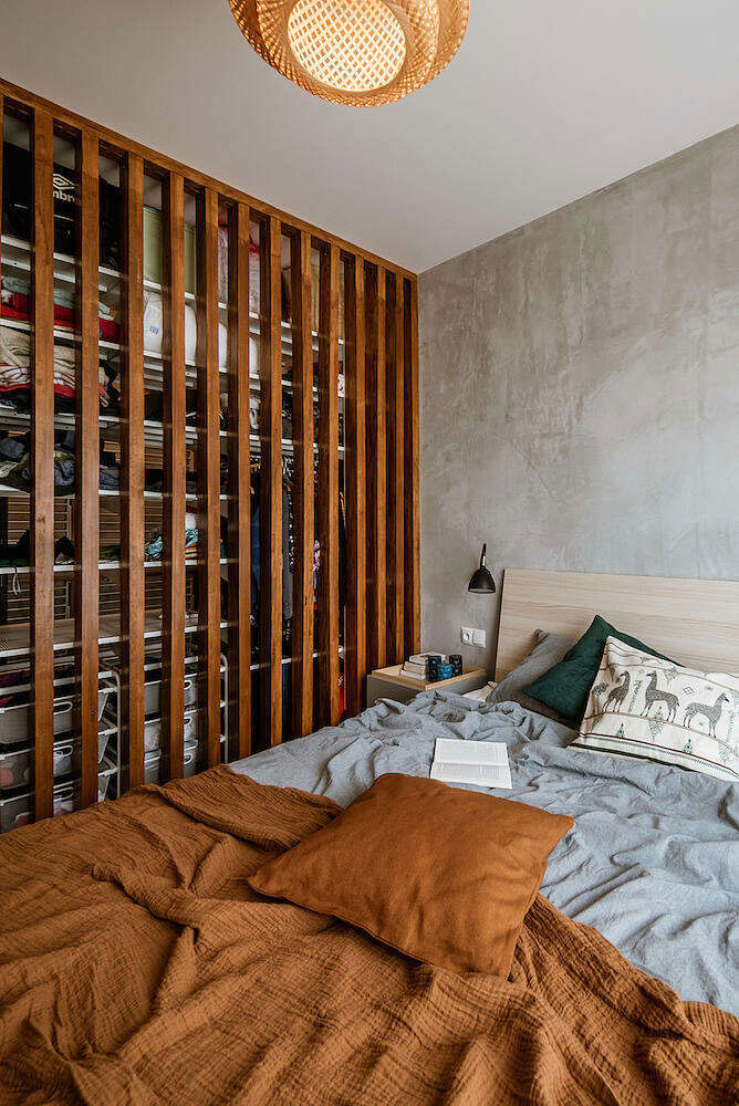 afschaffen oor magnifiek In deze slaapkamer scheidt een scheidingswand van houten latten de  inloopkast van het bed – Wooninspiratie