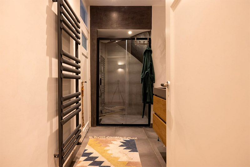 Een inloopdouche maken in een kleine badkamer is zéker mogelijk. In deze kleine badkamer is er gekozen voor een glazen schuifdeur in combinatie met een stoere zwarte frame.
