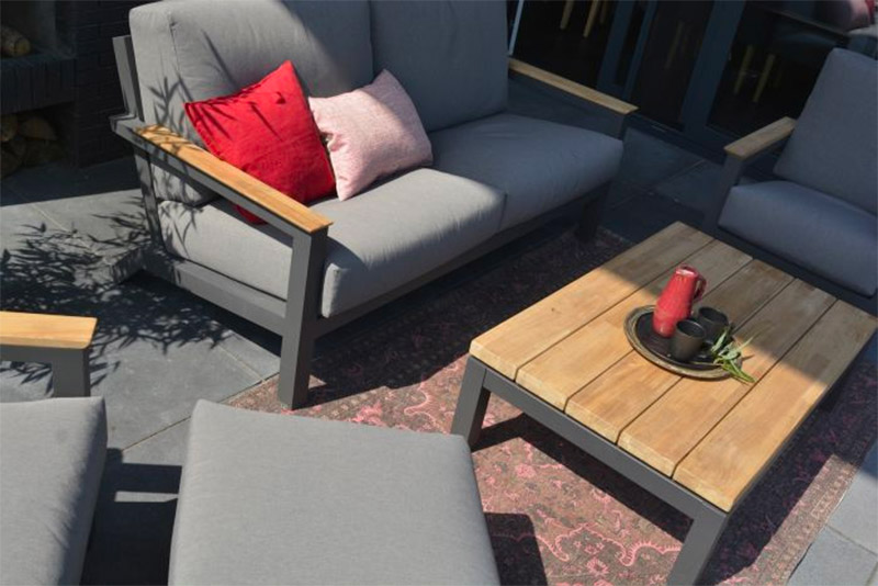 De luxe Capitol loungeset combineert een aluminium frame met takehout en comfortabele all weather kussens.