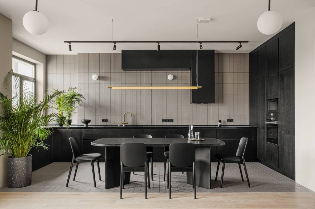 Deze stoere moderne keuken is ontworpen door Paliychuk Olga Design, die strakke zwarte kasten hebben gecombineerd met een half ovalen eettafel.