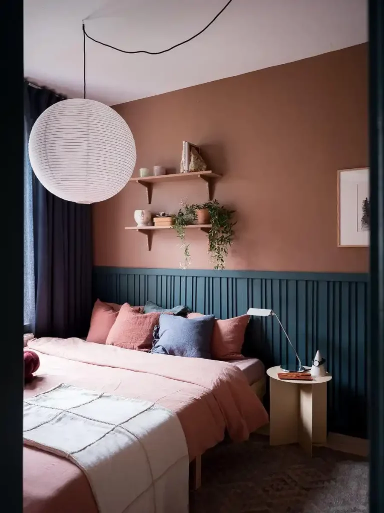 plank boven bed in dezelfde kleur als muur