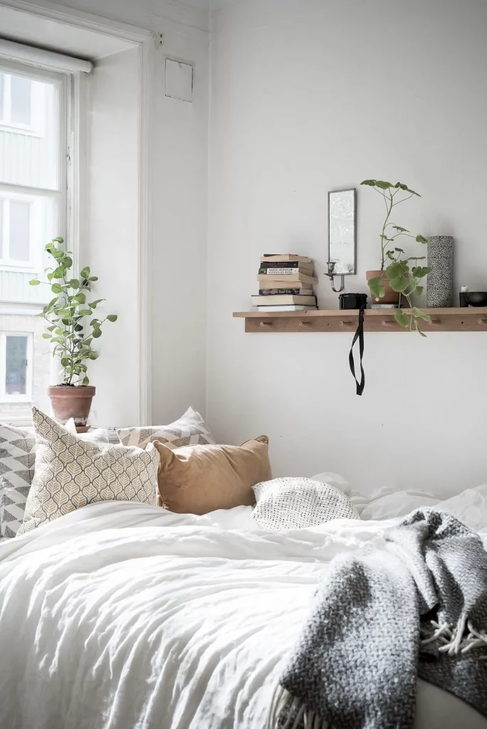 plank boven bed zijmuur