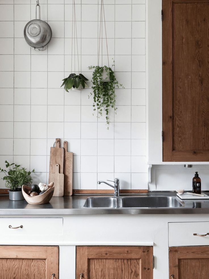 De regel van twee is altijd een goed idee - twee hangplanten naast elkaar boven het aanrecht in de keuken.