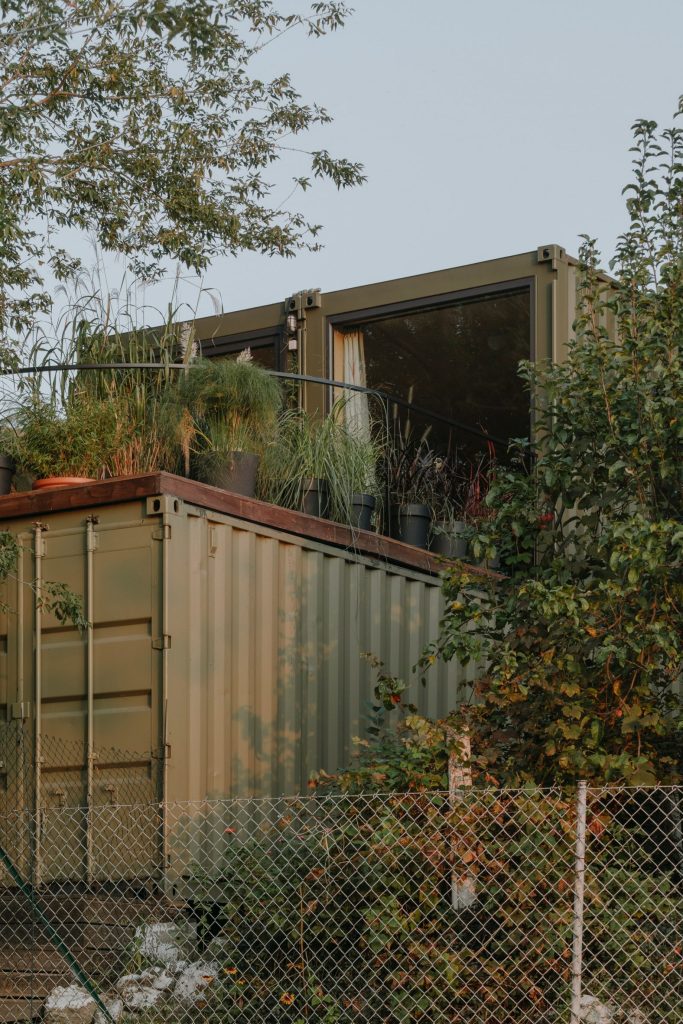 Het Poolse bureau Wiercinski Studio heeft twee zeecontainers omgebouwd tot een mobiel huis, dat zich momenteel in een tuin naast het Szelągowski National Park in Poznań bevindt.